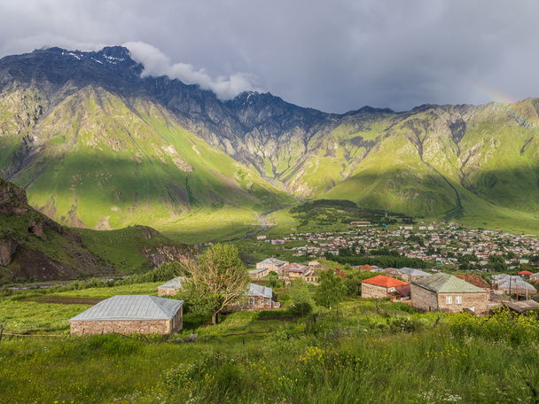 Kaukasus gezien van stepantsminda dorp. - Foto, afbeelding