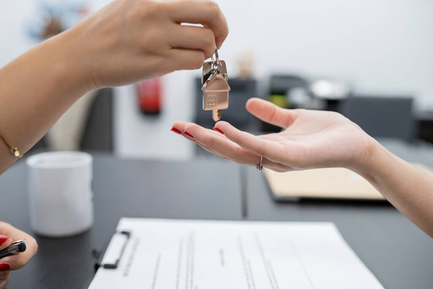 overhandiging van sleutels aan een recent gekocht huis - Foto, afbeelding