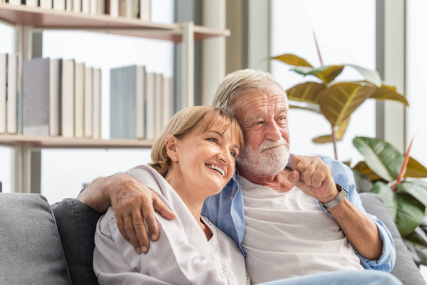 Retrato de casal de idosos felizes na sala de estar, mulher idosa e um homem relaxante no sofá acolhedor em casa, conceitos de família feliz - Foto, Imagem