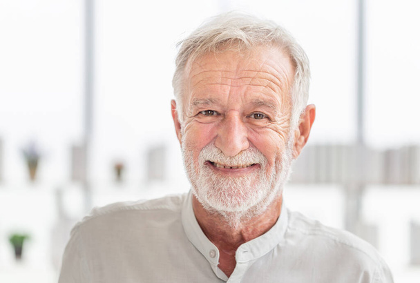 Portret szczęśliwego seniora patrzącego w kamerę, uśmiechnięty starszy biały starzec - Zdjęcie, obraz