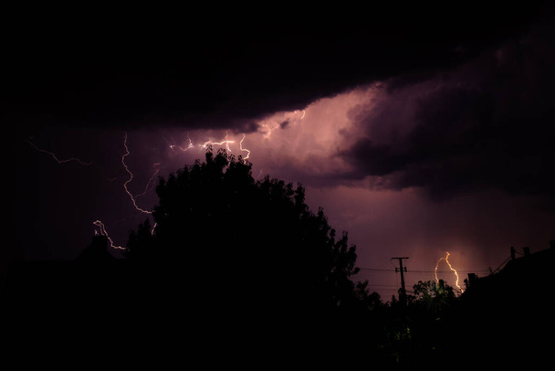 Δραματική αστραπή χτυπά σε μια καλοκαιρινή καταιγίδα ζωγραφίζοντας τον ουρανό - Φωτογραφία, εικόνα