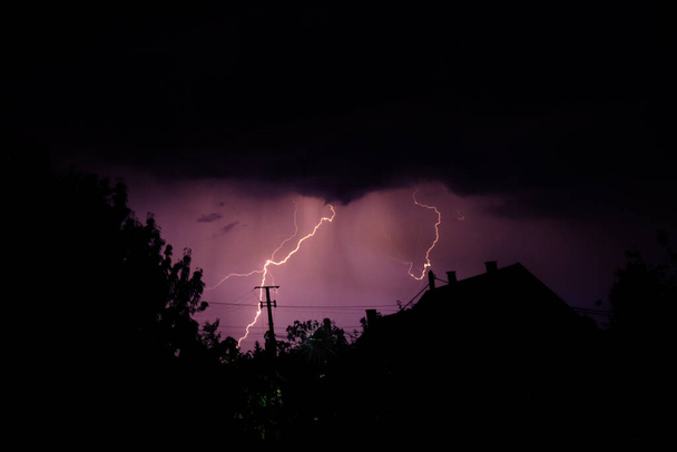 Dramatische Blitze in einem Sommergewitter malen den Himmel - Foto, Bild