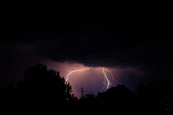 Raio dramático acende em uma tempestade de verão pintando o céu - Foto, Imagem