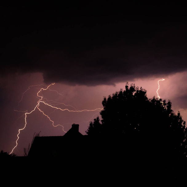 Drammatico fulmine soffia in un temporale estivo dipingendo il cielo - Foto, immagini