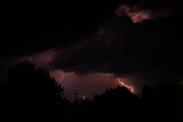 Dramático rayo se estira en una tormenta de verano pintando el cielo - Foto, Imagen
