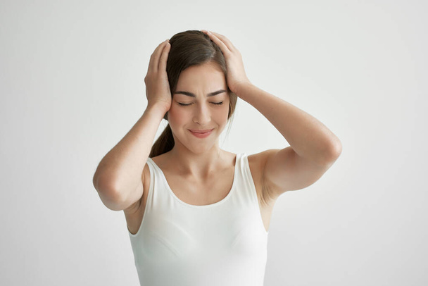 mujer sosteniendo su cabeza migraña problemas de salud estrés negativo - Foto, Imagen