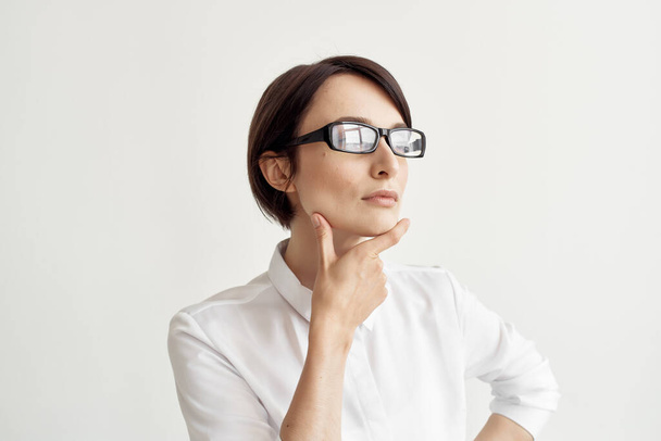 Бізнес-леді в окулярах впевненість у собі світлий фон
 - Фото, зображення