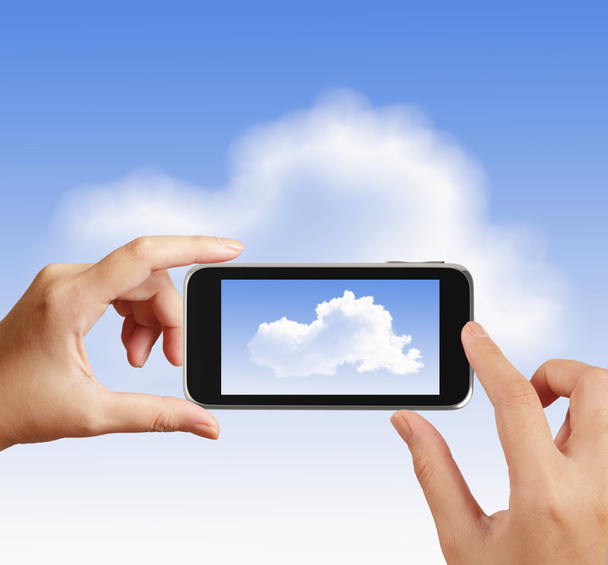έξυπνη χέρι χρησιμοποιώντας το τηλέφωνο οθόνης αφής παίρνει τη φωτογραφία του εικονιδίου σύννεφο ως  - Φωτογραφία, εικόνα