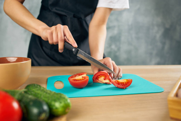 Cook nő a konyhában vágás zöldségek elszigetelt háttér - Fotó, kép