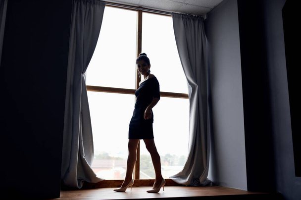γυναίκα που ποζάρουν κοντά παράθυρο εσωτερικό μοντέλο - Φωτογραφία, εικόνα