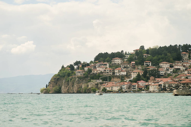 Vista del casco antiguo de Ohrid desde el lado del lago. Macedonia del Norte - Foto, imagen