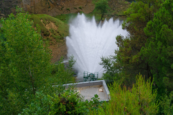 Obrázek vyhánění vody z přehrady vypouštějící bažinu - Fotografie, Obrázek