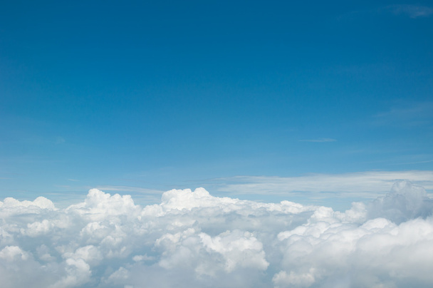 nadýchané bílé mraky a na pozadí modré oblohy - Fotografie, Obrázek