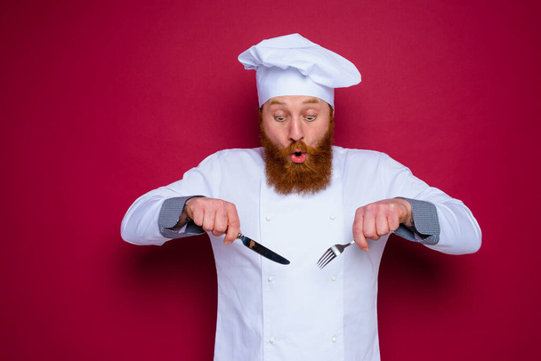 chef espantado com barba e avental vermelho está pronto para cozinhar - Foto, Imagem