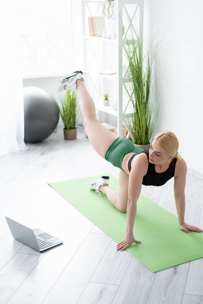 fitness woman athletic exercise online training - Valokuva, kuva
