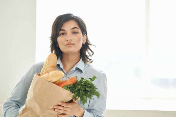 csinos barna csomag zöldségek egészséges élelmiszer szupermarket háziasszony - Fotó, kép