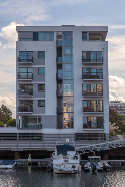 FRANKFURT AM GAIN, NIEMCY-WRZESIEŃ 30, 2021: Nowy nowoczesny budynek mieszkalny w zachodnim porcie Frankfurtu nad Menem  - Zdjęcie, obraz