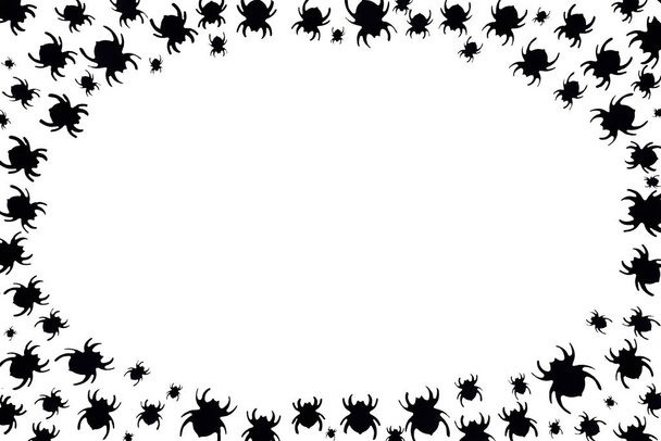 Fond noir et blanc effrayant pour Halloween. Araignées noires courant vers le centre entourent. Placez le texte au centre. Cadre pour le design de vacances. - Photo, image