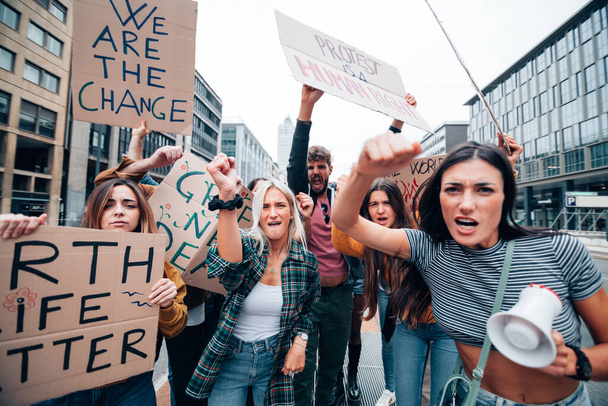 pénteken a városi utcában tartandó tüntetésre - fiatal aktivisták mozgalma a globális felmelegedés ellen - Fotó, kép