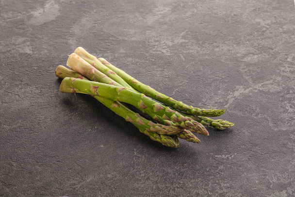 Surowe dojrzałe zielone szparagi świeże do kuchni dietetycznej - Zdjęcie, obraz