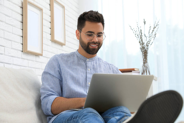 Man using laptop for online shopping at home - Foto, Imagem