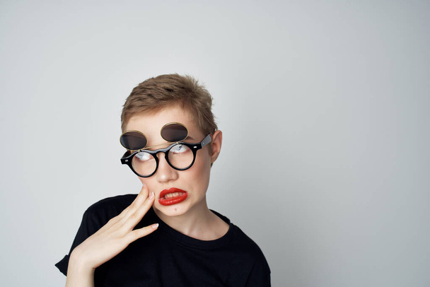 симпатичная женщина в очках гламурного стиля - Фото, изображение