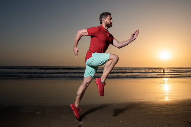 atlético homem corredor correndo no por do sol verão praia, atleta - Foto, Imagem