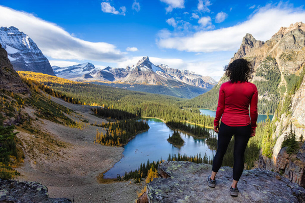Adventurous White Caucasian Woman Hikes in Canadian Rocky Mountains - Foto, Imagen