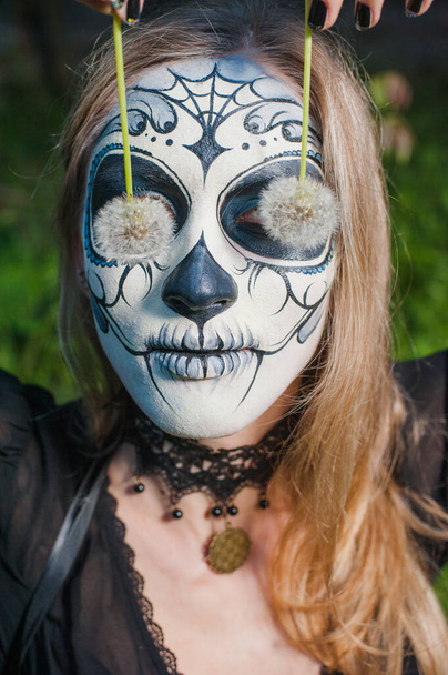 Готическая девушка и чертополох в плотоядной маске. Мексиканская маска смерти - Фото, изображение
