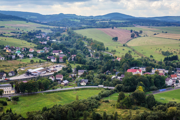Vista aérea de la ciudad de Szczytna desde la montaña de Szczytnik en la región de Baja Silesia, Polonia - Foto, imagen