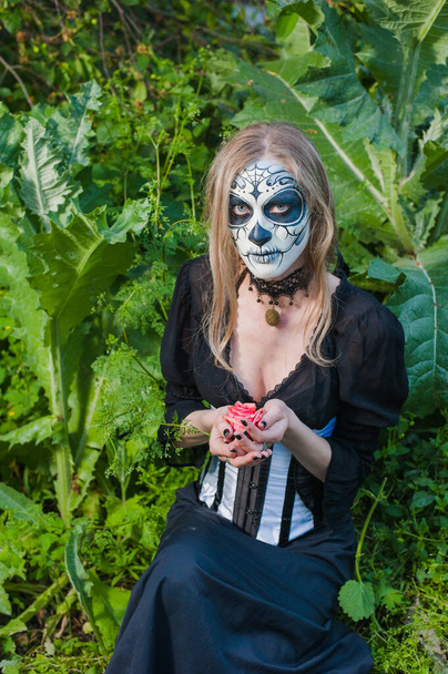 Chica gótica & thistle.Person en una máscara de carnaval. Mascara de muerte mexicana - Foto, Imagen