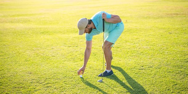 Golfer in Mütze mit Golfschläger Ball halten, Sportspiel - Foto, Bild
