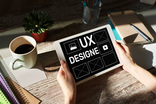 UX Design. Designer de experiência do usuário, Web e desenvolvimento de aplicativos. Conceito de Internet e tecnologia - Foto, Imagem
