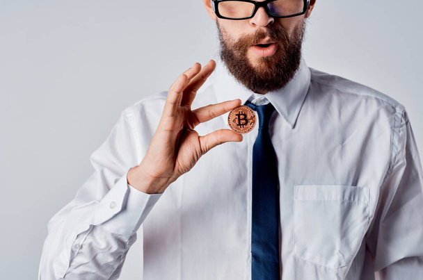 muž v košili s kravatou kryptoměna bitcoin  - Fotografie, Obrázek