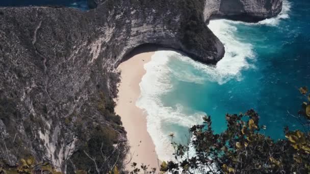 Kelingking Beach a Nusa Penida szigeten, népszerű turisztikai hely, hogy látogassa meg Bali. - Felvétel, videó