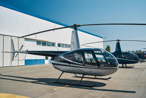 Civilní vrtulníky zaparkované ráno v heliportu - Fotografie, Obrázek