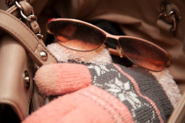 Tonalità e guanti rosa in una borsa beige - Foto, immagini