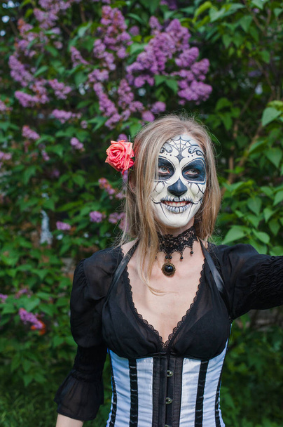 Gotisch meisje & distel.Persoon met carnavalsmasker. Mexicaanse dodenmasker - Foto, afbeelding