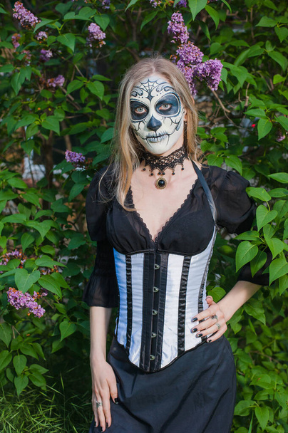 Chica gótica & thistle.Person en una máscara de carnaval. Mascara de muerte mexicana - Foto, Imagen
