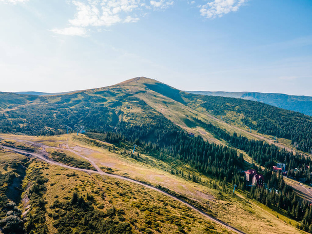 paisaje vista de las montañas de los Cárpatos espacio de copia verano dragobrat ucrania - Foto, Imagen