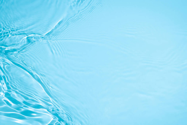透明ブルーの透明感のある穏やかな水面の質感  - 写真・画像