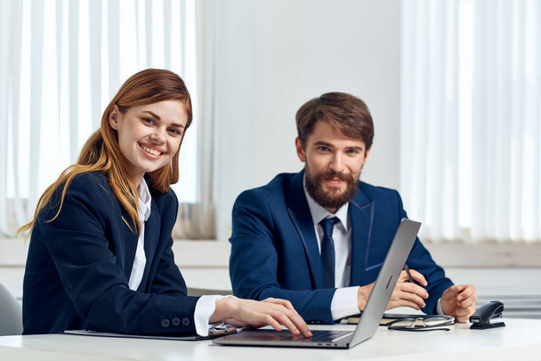 mies ja nainen johtajat puhuvat pöydässä edessä kannettavan tietokoneen tekniikka - Valokuva, kuva