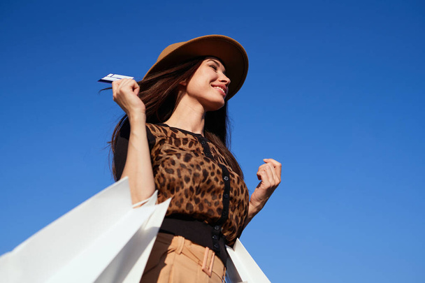 Šťastné luxusní ženy držící kreditní karty a nákupní tašky - Fotografie, Obrázek