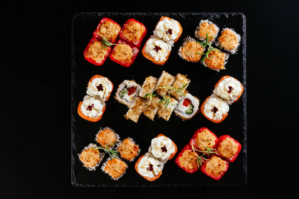 Sushi sur fond noir - Photo, image