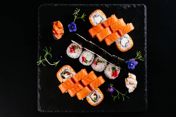 Sushi impostato su sfondo nero - Foto, immagini