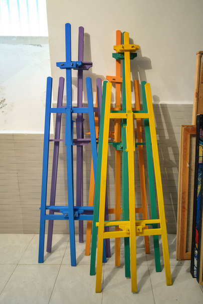 Stack a különböző fa színű festőállványok - Fotó, kép