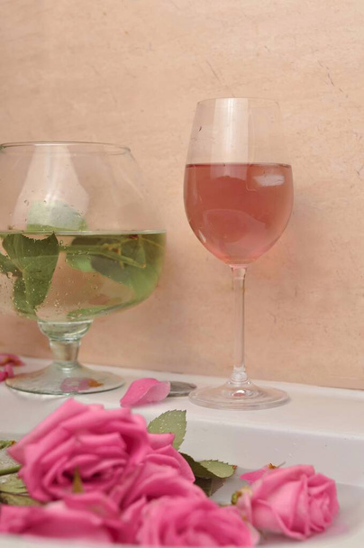 Copa de vino y ramo de rosas rosadas en fregadero - Foto, Imagen