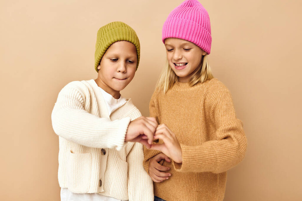 kleines Mädchen und Junge umarmt Lachen Freundschaft Studio Emotionen - Foto, Bild