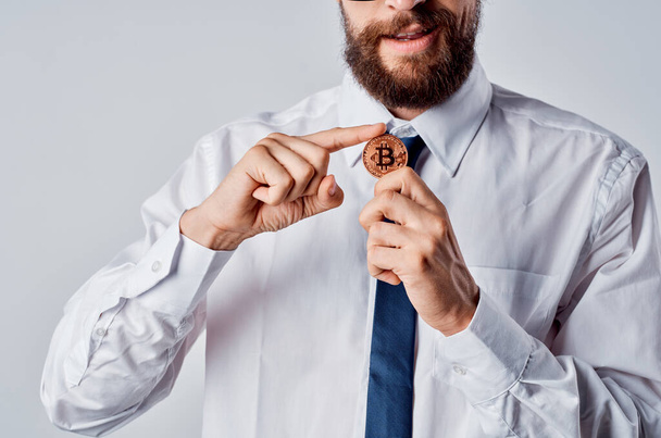 hombre barbudo en camisa con bitcoin criptomoneda  - Foto, imagen