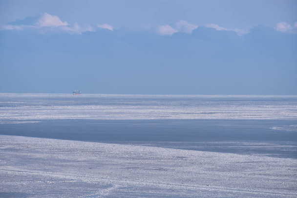 Vanino, Russland - 18. Januar 2021: Vanino Bay in der Tatarenstraße im Winter. Das gefrorene Meer - Foto, Bild